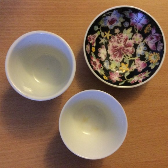 Vintage Chinese porcelain small plate & sake cups lot of 3 black floral Mun Shou - Picture 4 of 6